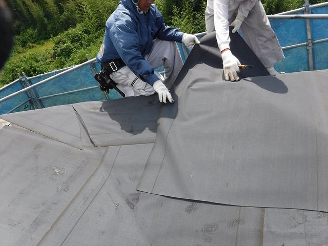 屋根の頂部に防水シートを貼る